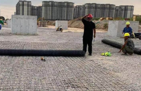 魏县土工格栅铺设前地基要怎么处理？